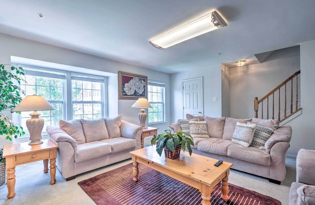 Elkridge Townhome ~ 15 Mi to Dtwn Baltimore!