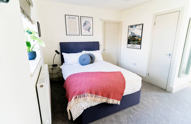 Elm Cottage - Stylish & Sunny Studio Flat with Countryside Views