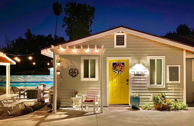 Elmo Hideout, a cozy MOVIE house W/4K projector