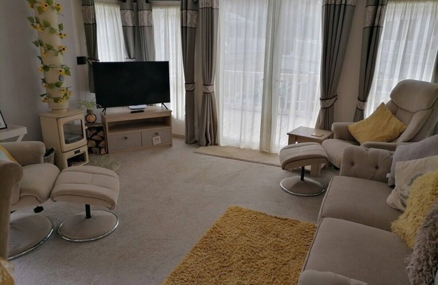 Elmvale - 2 bedrooms with decking sleeps 4