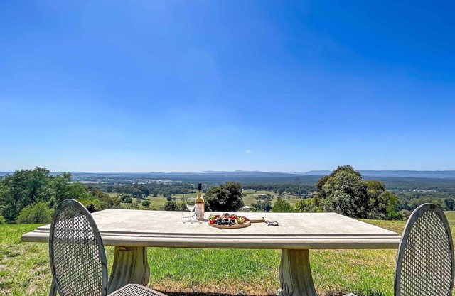 Elouera Retreat - Hunter Valley escape with all around views