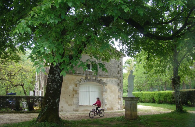 En pleine nature, non loin du village, La ferme de Montbreton vous accueille