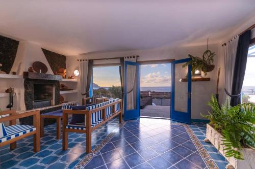 En primera linea del mar con piscina