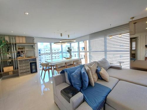 Encantador! 3 Suítes, Vista, Finamente Mobiliado