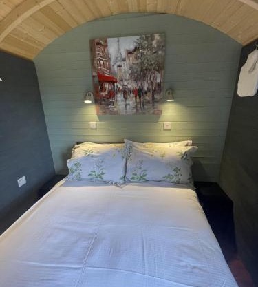Enchanted Cabin Retreat in Sibford Gower