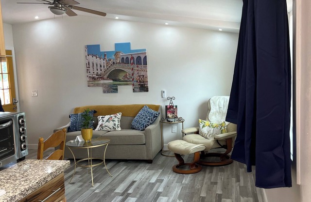 Enchanted Venetian Loft/entire 2nd floor