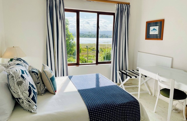 Enchanting 3-Bedroom Riverside Retreat in Plettenberg Bay: WiFi & Scenic Views