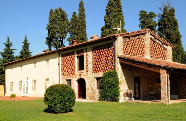Enchanting country house surrounded by greenery. Private pool. 12 people. Lucca