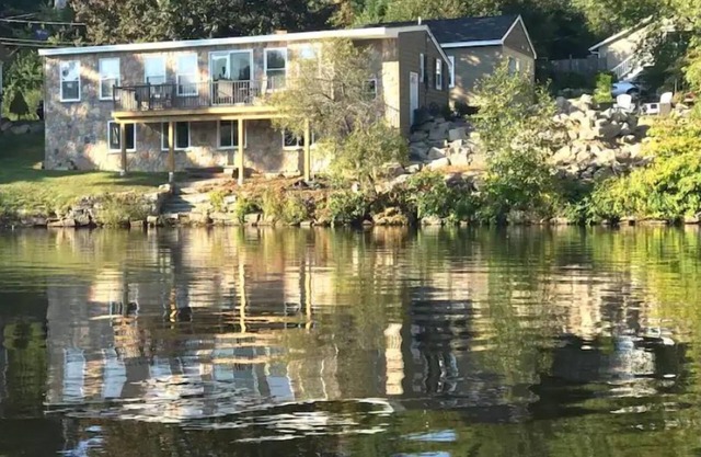 Enchanting Romantic Waterfront Cottage