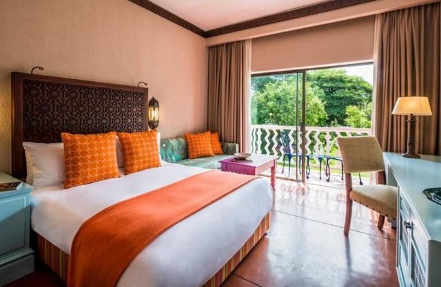 Encounter with Zebra and Giraffe! Garden View, Outdoor Pool, Spa Center!