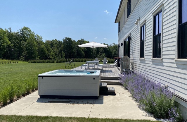 Enjoy a bespoke modern farmhouse with Bruce Trail hiking 2 min from Devils Glen!