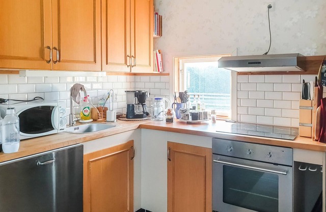 Enjoy a family vacation with fun in this cottage near two zoos.