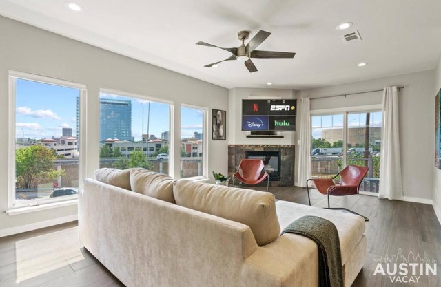 Enjoy DT Newly Renovated & Patio and Free Swim Club by Austin Vacay