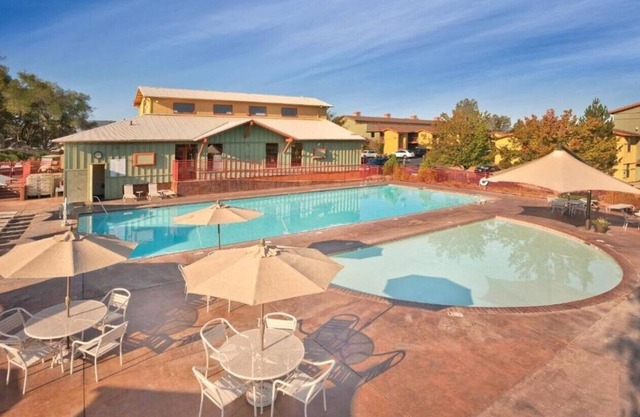Enjoy Golf & the Sierra Nevada Beauty in this 2BD resort condo