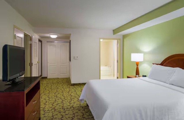 Enjoy Hartford: Refreshing Stay with Free Parking, Near Attractions! Indoor Pool