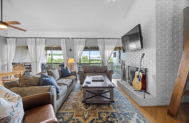 Enjoy lake views from 2 decks! Walk to pool, gym & golf course. Lake access.