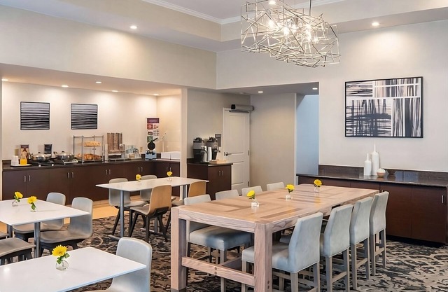 Enjoy Nashville With Your Family, Full Kitchen, Free Breakfast & Pool!