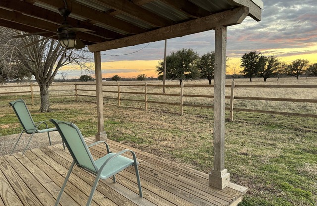 Enjoy quiet country skies. Modern guest house in Crawford 20 mins to Waco.