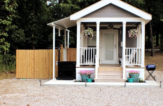 Enjoy Serenity at Gee's Comfy Cottage! ADA Accessible.