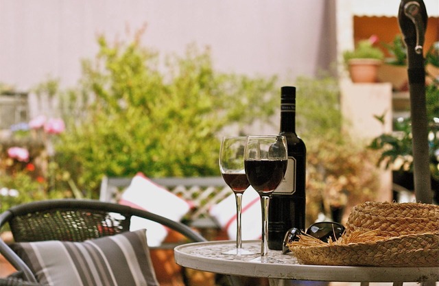 Enjoy the peace of a garden courtyard - 10 minutes to the BEACH!