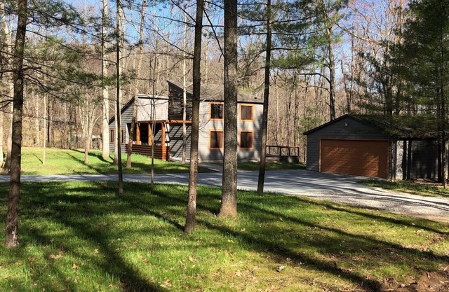 Enjoy the peace & quiet of beautiful Nashville, Indiana.