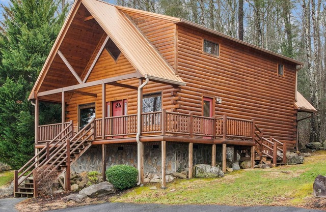 Enjoy the Smoky Mountains in this Beautiful Getaway!