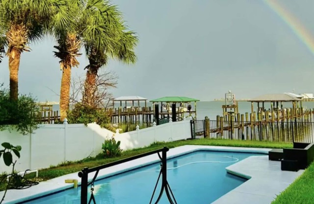 Enjoy this Little paradise detached guest house with your loved ones! pool, Dock