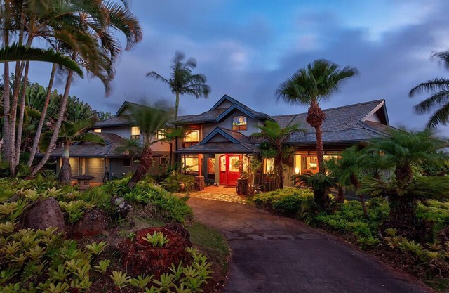 Enjoy this Lovely Tropical Paradise!
