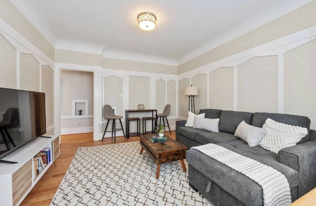 Enjoy ultra convenient City living from this comfortably stocked and furnished contemporary flat