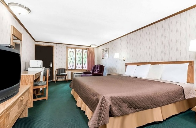 Enjoy Your Stay at Knights Inn Ashland! Pool, Picnic Area, Parking, WiFi