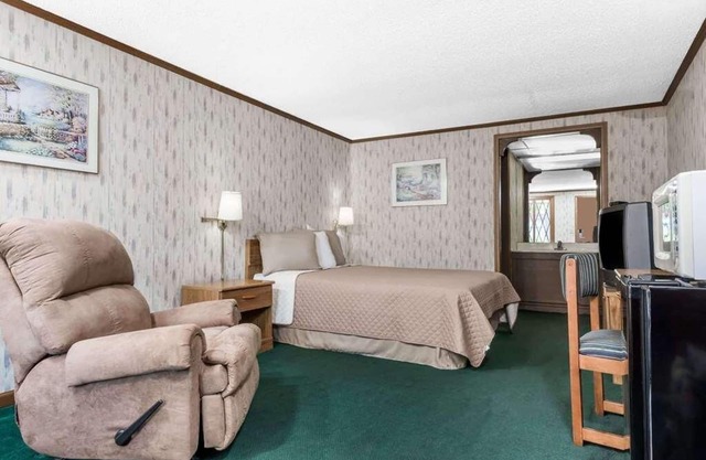 Enjoy Your Stay at Knights Inn Ashland! Pool, Picnic Area, Parking, WiFi
