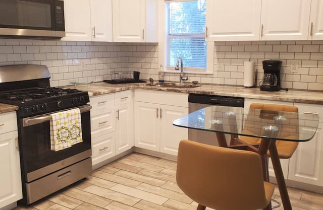 Enjoy your stay in this relaxing 1 bedroom apartment in the heart of St Pete.