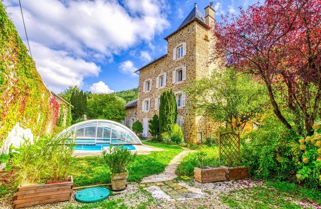 Enjoy your stay in this inviting cottage with beautiful views of the river.