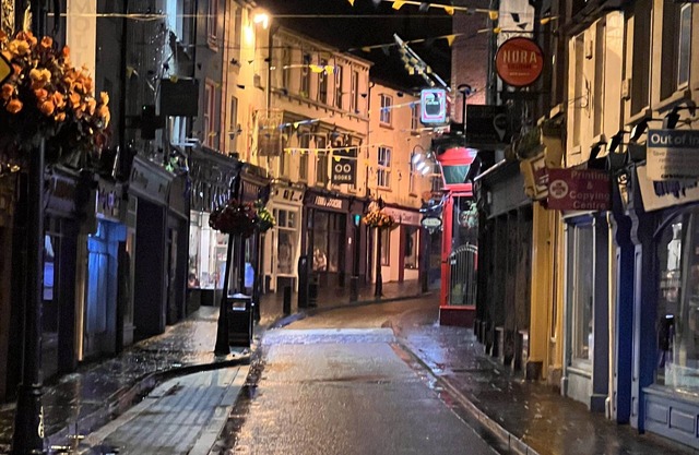Ennis, 4 minute walk to Downtown