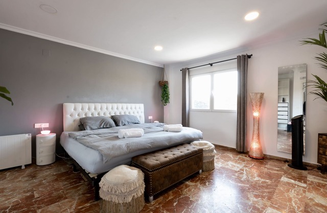 Enormous 2-Story Chalet close to the Beach and the Turia and City of Arts!