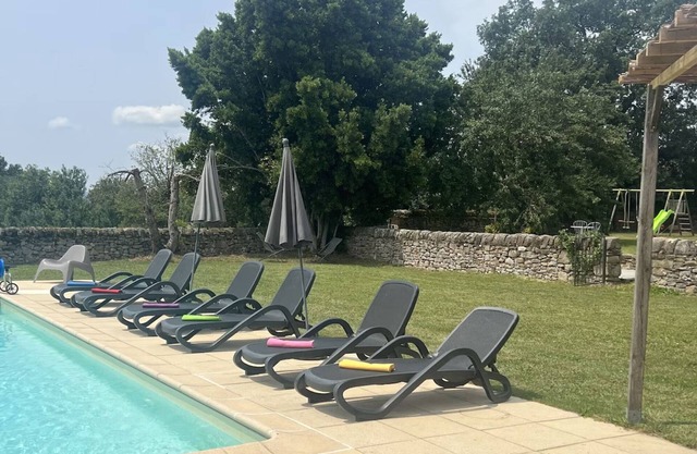Ensemble de 3 maisons en pierre avec piscine chauffée
