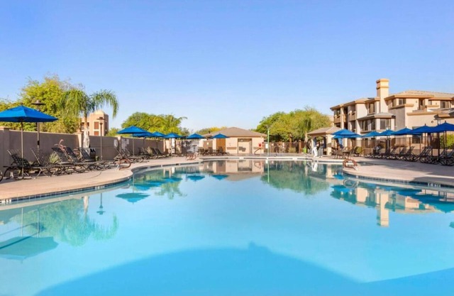 Ensuring a Very Comfortable & Memorable Stay! Outdoor Pool, Parking!