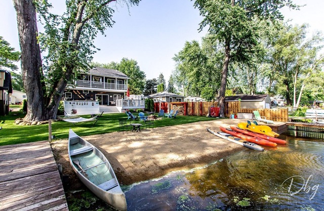 Entertain on the chain! Waterfront, sauna,FREE water sports!