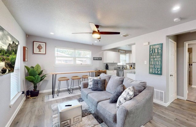 Entertainment Central | Updated Cottage AT&T Stad.