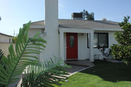 Entire 3 Bedroom Home with Golf Putting & hot spa