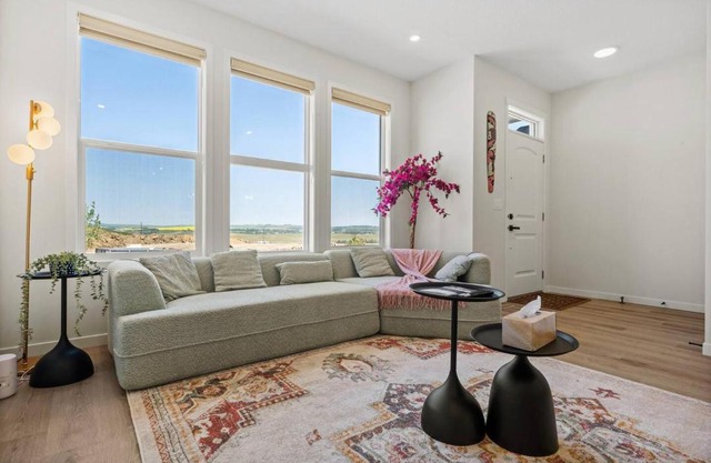 Entire 4 Bedroom House Including Basement with King Size Bed, Upgrade Your Stay, Netflix, Sleeps 14