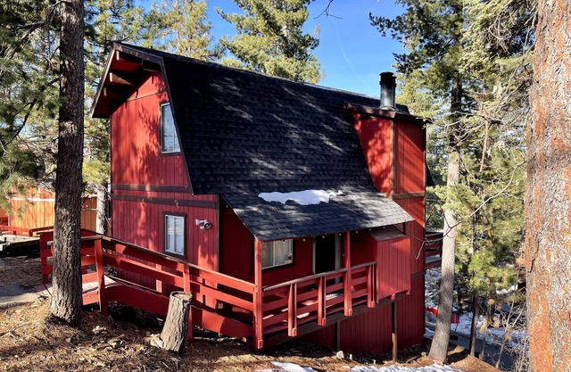 Entire Cabin! Cozy 2 bedroom that sleeps 6. Just minutes from Snow Valley!