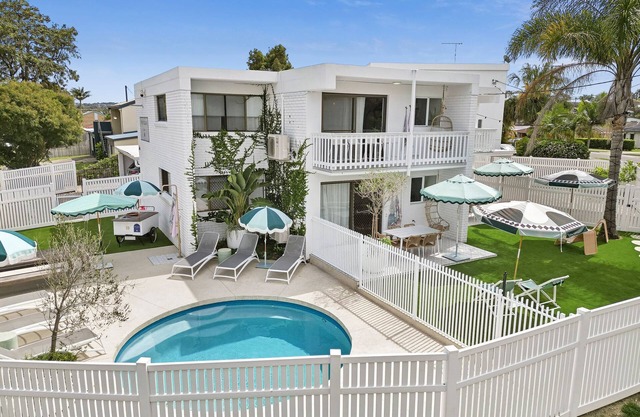 Entire complex 4 self contained Villas. Outdoor entertaining space with pool.