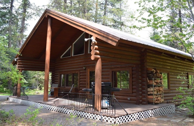 Entire Cozy Log Cabin Near Glacier Park