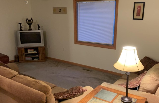 Entire Home for Your Stay: 3bdrm, 2 Full Baths, Wifi, Full Kitchen, Washer/Dryer