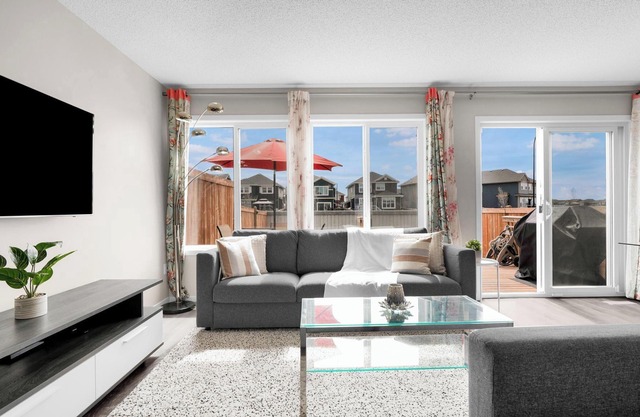 Entire Home Spacious 4 bed 2.5 bath Duplex with a huge backyard!