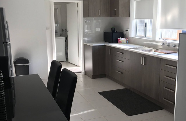 Entire House 3 bedrooms, 5 minute walk to town centre and 1 minute to beach