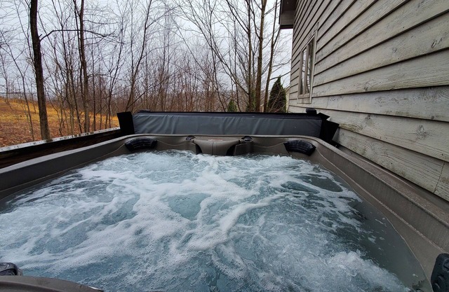 Entire House. Lake view. 4 Masters & Hot Tub!