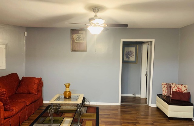 Entire place: Cozy, Quiet Oasis w/free laundry and parking