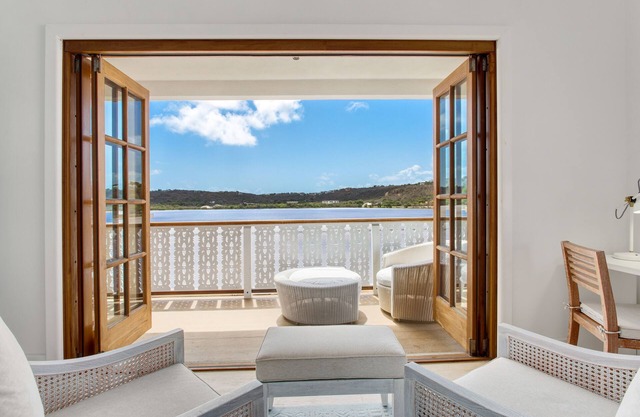 Entire property for big family holidays - steps away from the beach
